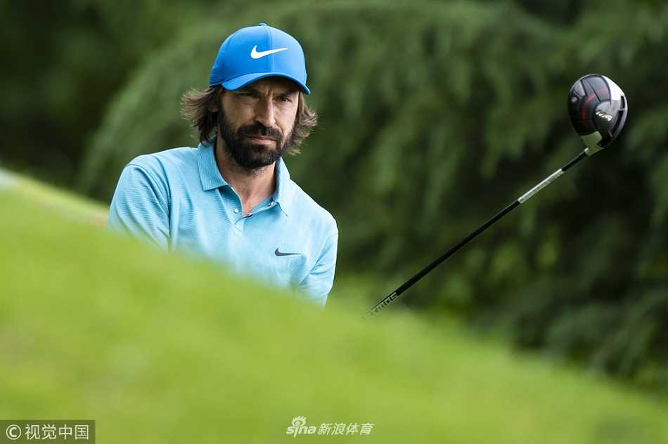 绿茵传奇挥杆高尔夫慈善赛 星光熠熠共筑爱心篇章 绿茵铁人内德维德力量十足的上杆瞬间,金发随风微动,尽显专注与激情