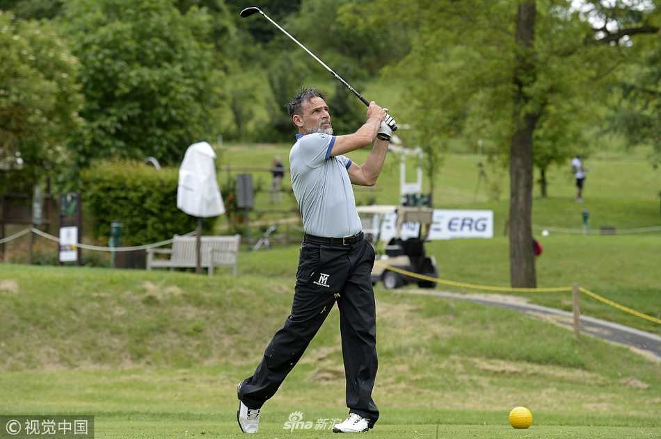 绿茵传奇挥杆高尔夫慈善赛 星光熠熠共筑爱心篇章 瓜迪奥拉与皮尔洛并肩漫步球场,边走边谈,笑容轻松洋溢着友谊的温暖