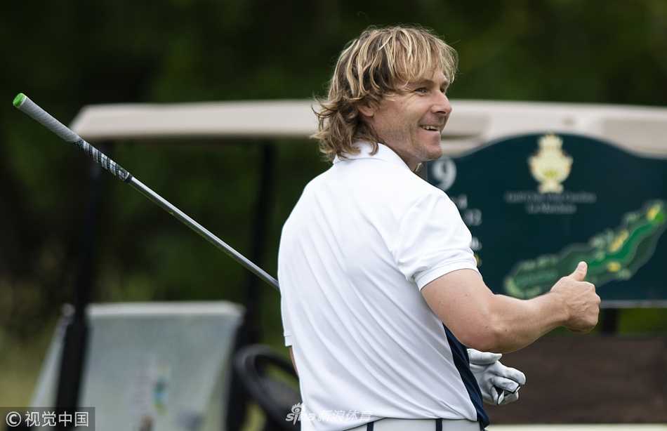 绿茵传奇挥杆高尔夫慈善赛 星光熠熠共筑爱心篇章 战术大师瓜迪奥拉优雅开球,姿势标准,神情专注宛若思考球场战术