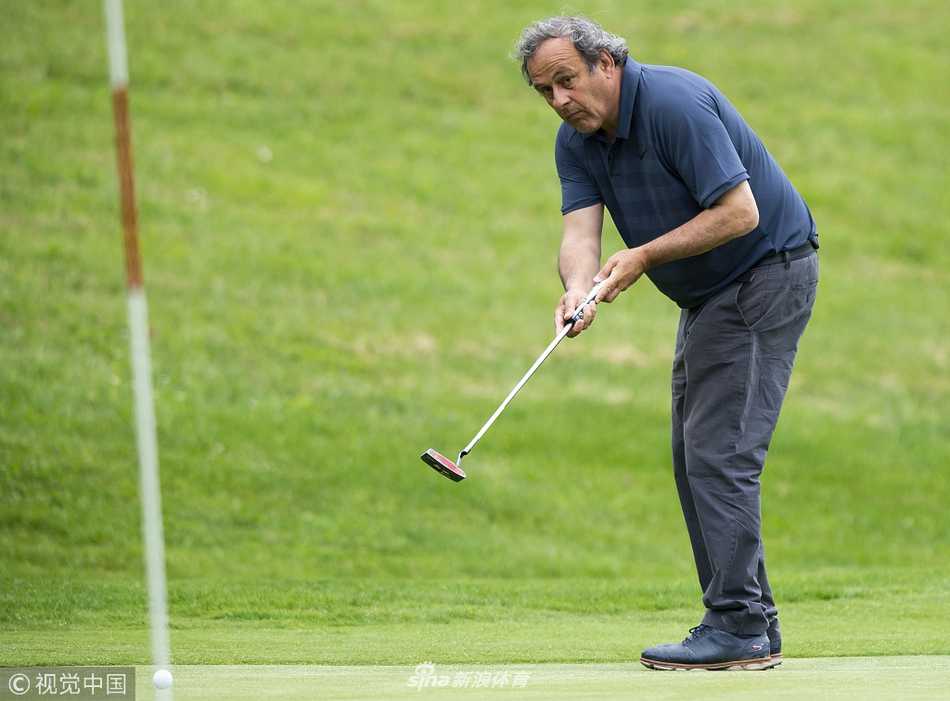 绿茵传奇挥杆高尔夫慈善赛 星光熠熠共筑爱心篇章 足球名宿普拉蒂尼轻松挥杆开球,尽显老将风范与沉稳气度