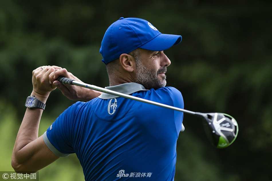 慈善赛大合影，众位传奇人物手持球杆笑容灿烂，背后是广阔的球场与蓝天