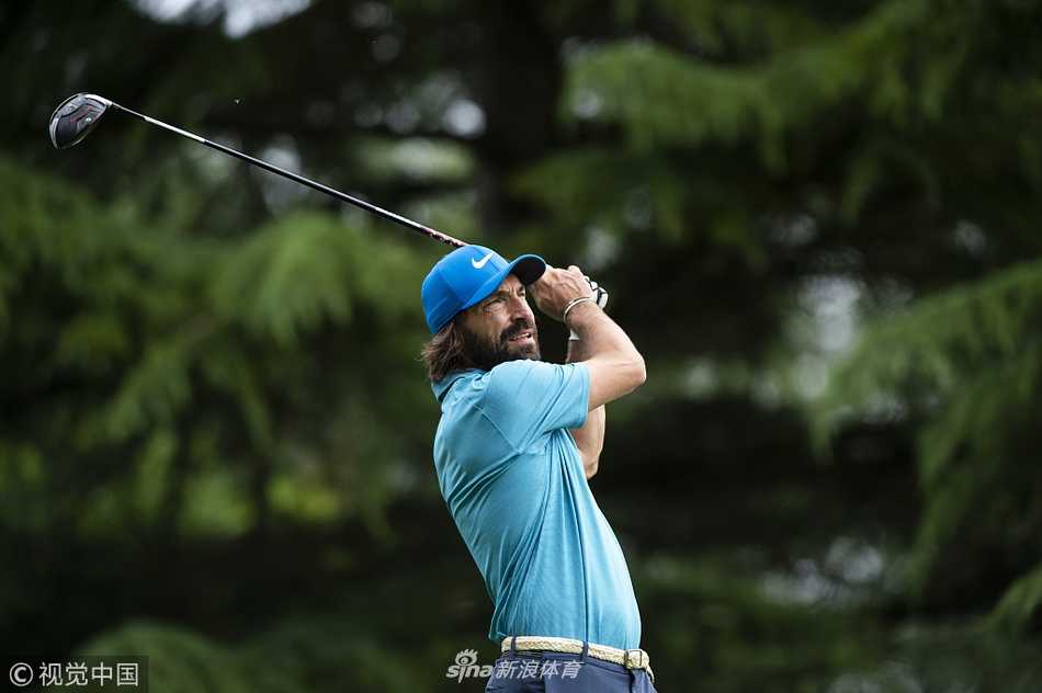 绿茵传奇挥杆高尔夫慈善赛 星光熠熠共筑爱心篇章 内德维德与友人在果岭上认真观察推杆线路,阳光洒下勾勒出专注的剪影