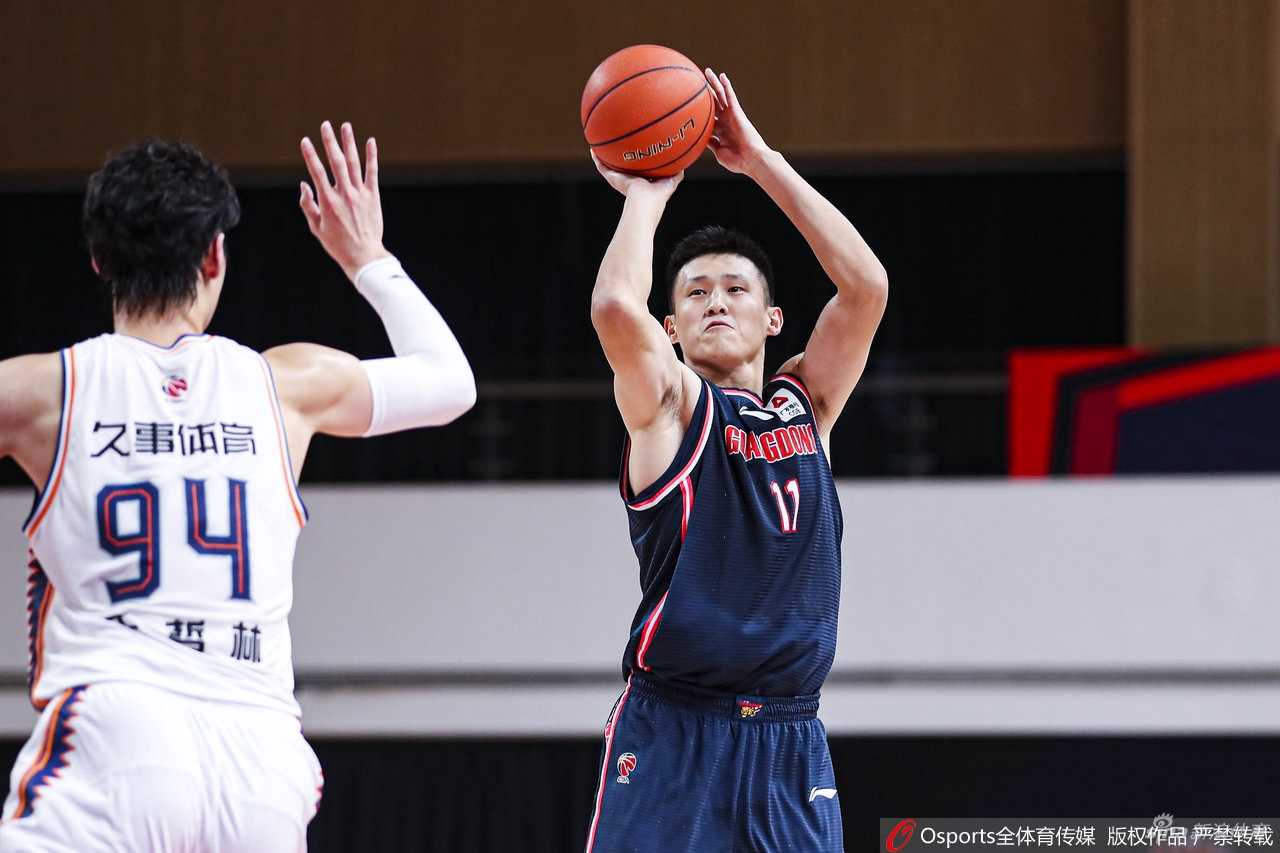 粤沪大战定海神针,周鹏三十一分十二板力擒大鲨鱼 赵睿嘴角挂着自信的微笑,面对富兰克林的贴身紧逼,他娴熟地背后运球,如同球场上的指挥官般闲庭信步