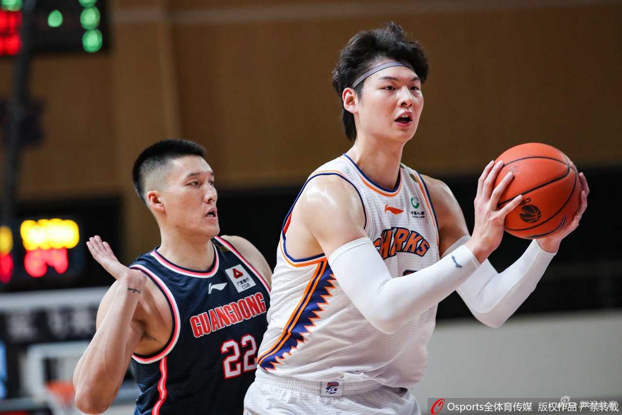 粤沪大战定海神针,周鹏三十一分十二板力擒大鲨鱼 徐杰面对王哲林的遮天巨掌毫无惧意,眼神坚毅地完成抛投,小小身躯里迸发出巨大能量