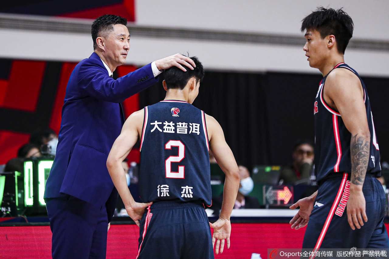 粤沪大战定海神针,周鹏三十一分十二板力擒大鲨鱼 胡明轩迎着防守人惊愕的目光,三分线外干拔而起,皮球在空中划出一道美如画的彩虹轨迹