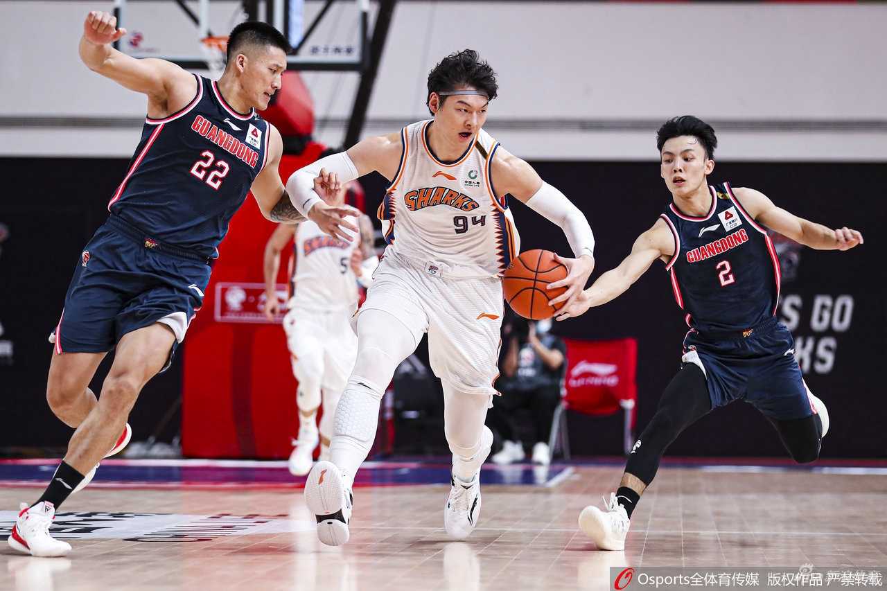 粤沪大战定海神针,周鹏三十一分十二板力擒大鲨鱼 郭昊文如流星般摆脱赵睿的防守,单臂战斧劈扣势大力沉,青春风暴席卷全场