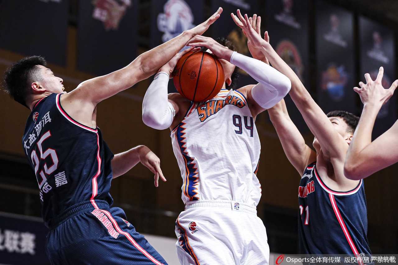 粤沪大战定海神针,周鹏三十一分十二板力擒大鲨鱼 曾繁日摘下关键前场篮板后,面对王哲林的封堵强硬上篮,肌肉碰撞的火花在空气中弥漫