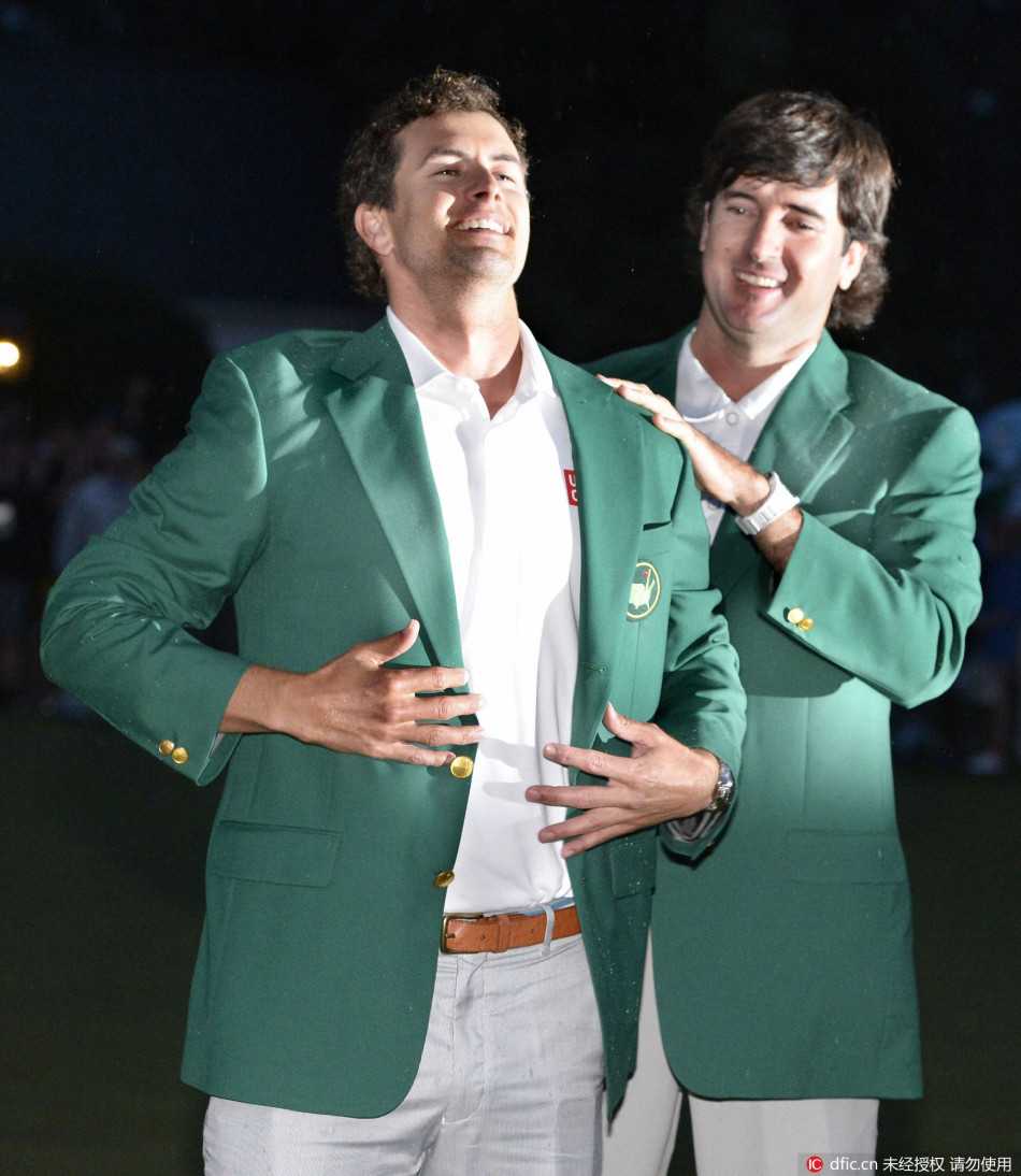 亚当·斯科特在雨中深情亲吻推杆，庆祝来之不易的胜利