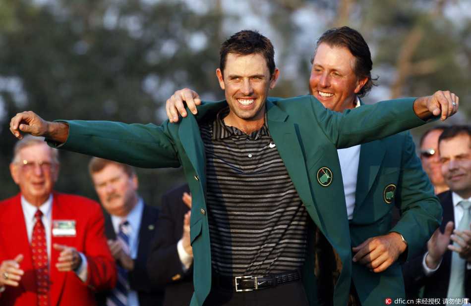 巴巴-沃特森在球道上奋力挥杆，球杆划破空气充满力量感