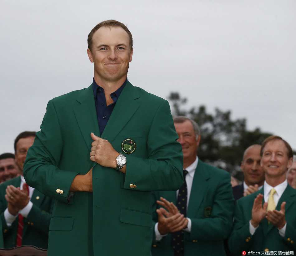 绿夹克在冠军更衣室内静静悬挂，等待着下一位主人的到来