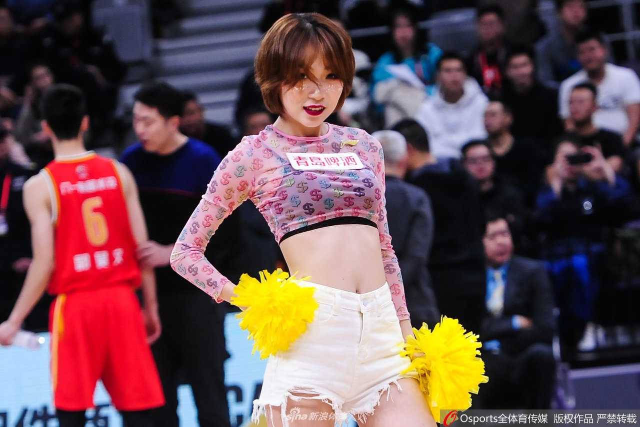 辽宁队啦啦队女神们在比赛中场休息时激情热舞，她们的笑容极具感染力，充满力量的舞步展现了北方姑娘的豪爽与热情