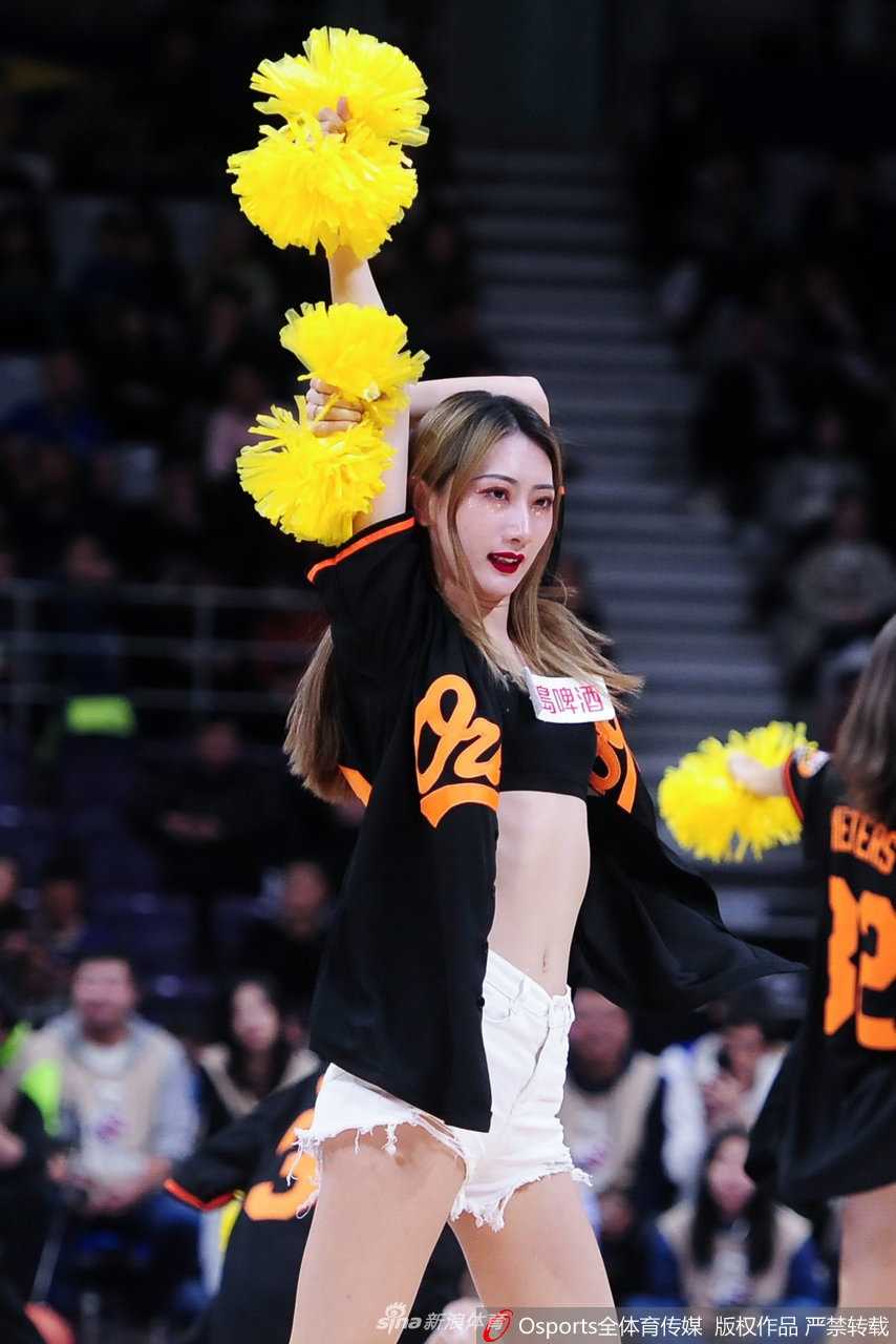 广东队啦啦队副队长身着银色亮片装，身高179cm的她拥有一双令人羡慕的逆天长腿，在场上摆出酷飒pose，气场完全不输超模