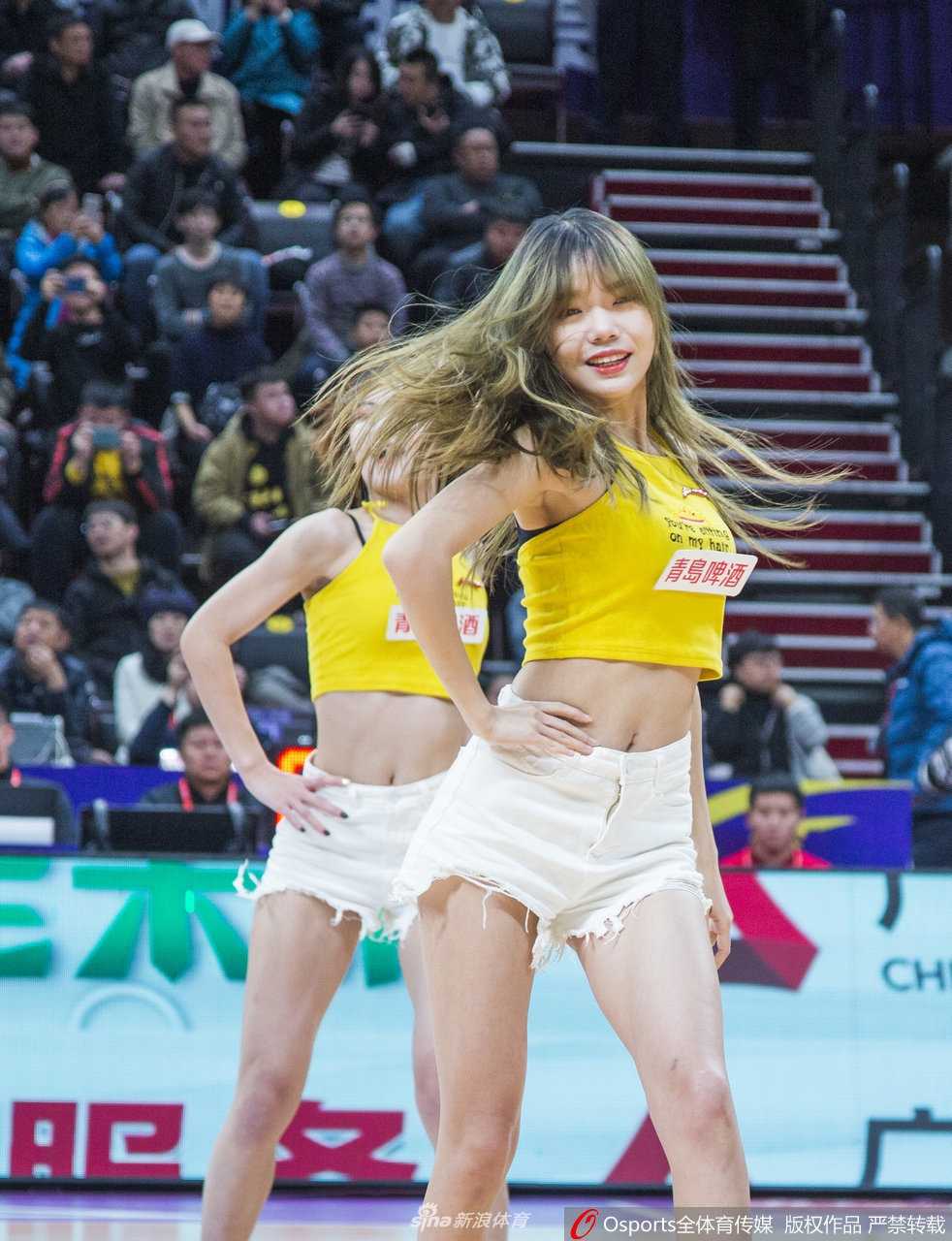 广东舞时尚啦啦队集体合影，姑娘们比出爱心手势，清一色的高颜值和大长腿构成了一道绝美的风景线