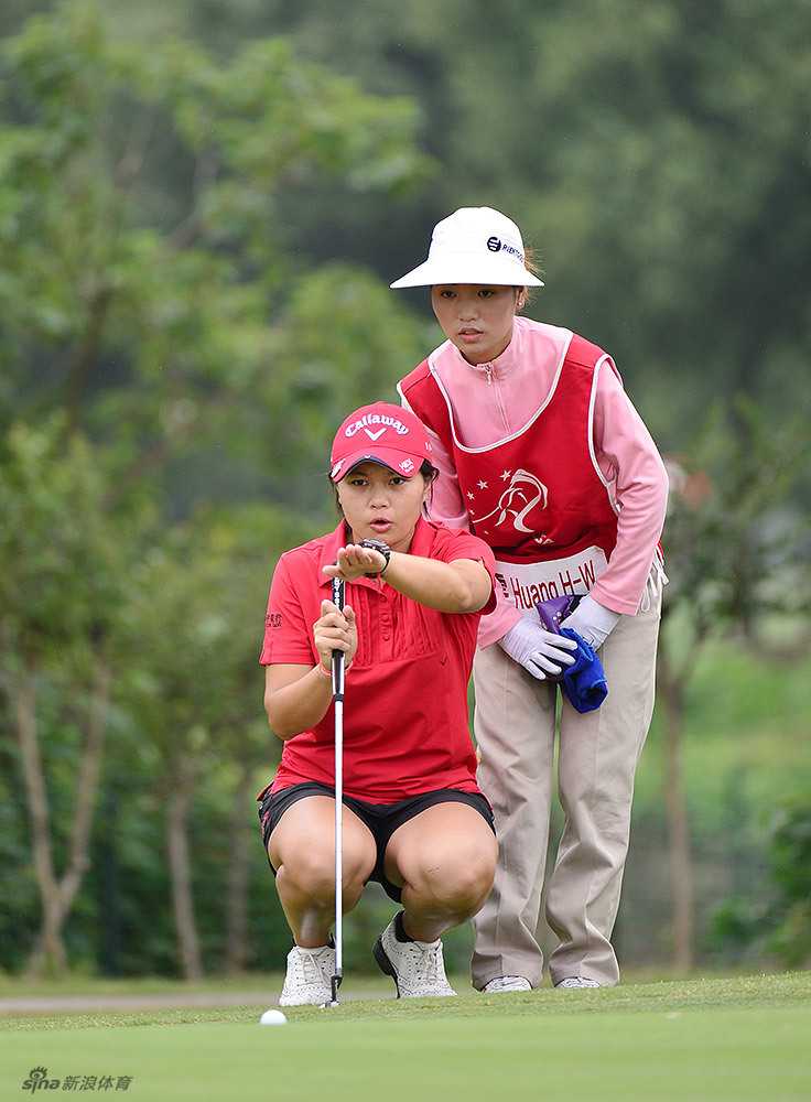 绿茵倩影挥杆逐梦世界女子高尔夫赛场的巾帼风采 泰国女子高尔夫选手在比赛中大力开球,瞬间爆发的力量与优雅的收杆姿势形成完美结合