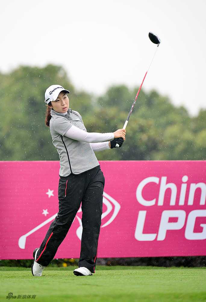 绿茵倩影挥杆逐梦世界女子高尔夫赛场的巾帼风采 一位女球手正在果岭边细致地进行切杆练习,阳光洒在她认真的面庞上,勾勒出对技艺精益求精的执着