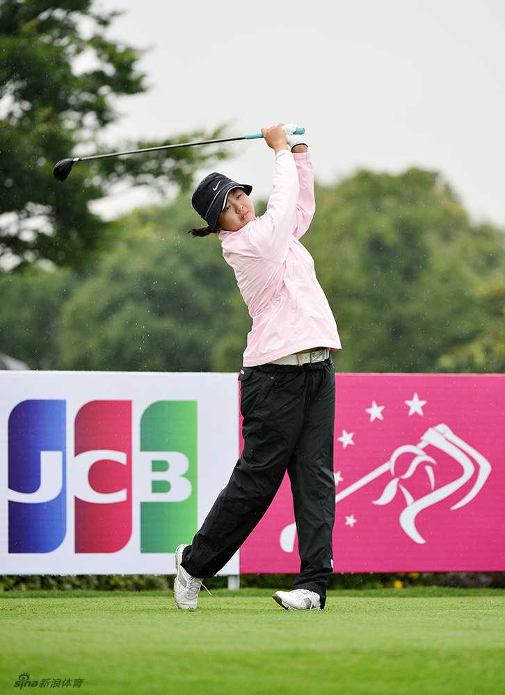 绿茵倩影挥杆逐梦世界女子高尔夫赛场的巾帼风采 中国女子高尔夫球手潘艳红在全神贯注地观察果岭线路,她沉稳的姿态彰显了大赛中的领袖气质
