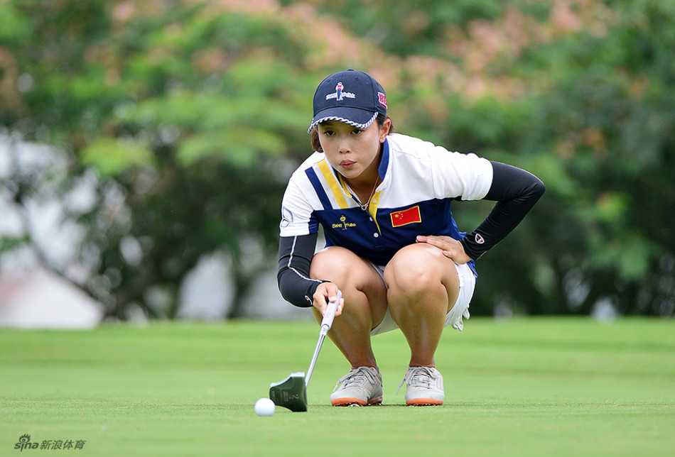 绿茵倩影挥杆逐梦世界女子高尔夫赛场的巾帼风采 中国国家队女将黎佳韵正在专注推杆,她的动作标准而舒展,仿佛与周围的绿茵静谧融为一体