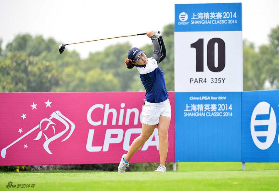 高尔夫球划过晴空飞向远方，女选手们眺望着球的落点，眼中充满对胜利的期待