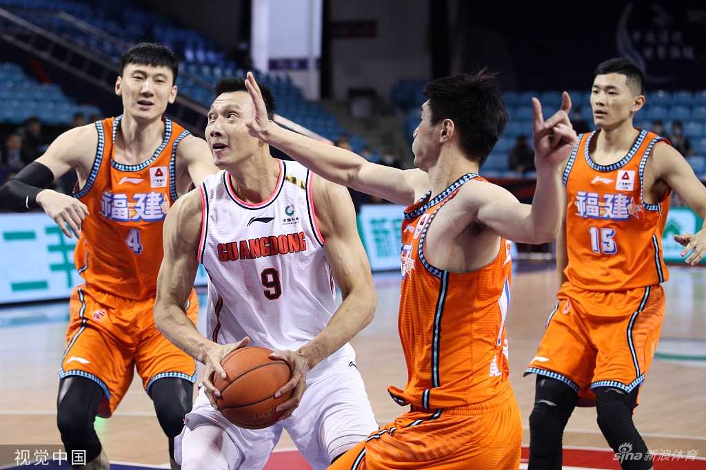 广东男篮核心易建联在低位背身单打福建防守球员，他眼神坚毅，利用丰富的经验在篮下寻找出手空间，整个场馆的气氛随着这次关键进攻而凝固。