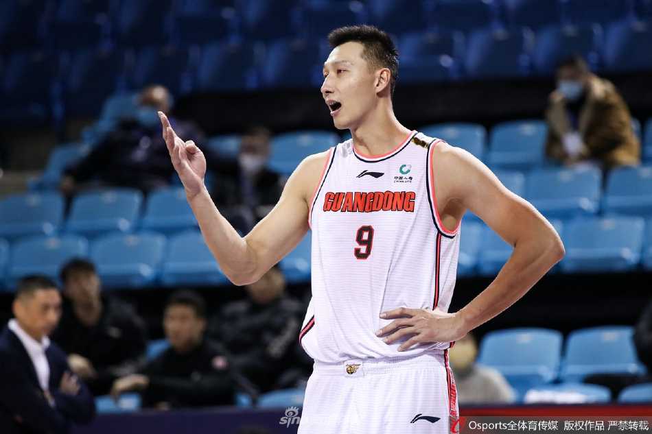 广东队后卫徐杰面对福建外援高登的贴身紧逼，依然冷静地组织进攻，他身形虽小却蕴含着巨大能量，眼神中透露着与年龄不符的沉稳与果敢。