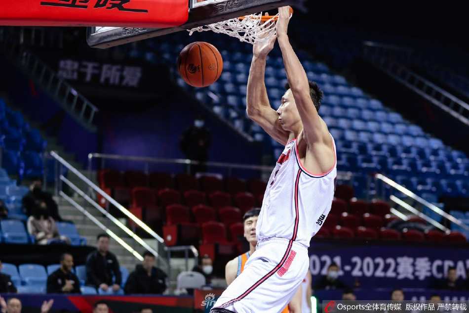 广东队老将周鹏持球强行突破福建队的严密防线，他犹如一把出鞘的利剑撕裂对手的防守，旁边的队友胡明轩正在积极跑位，随时准备接应。