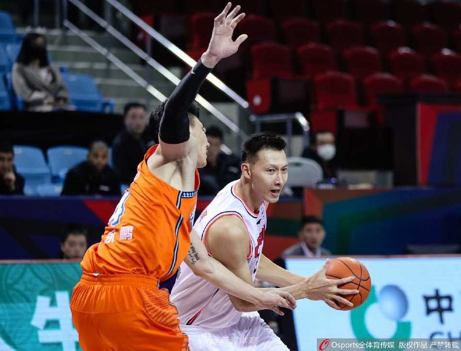 广东队的定海神针易建联高高跃起，在对方内线头上完成一记势大力沉的单手劈扣，这一刻时间仿佛静止，整个球馆都为他瞬间的爆发力而惊叹。