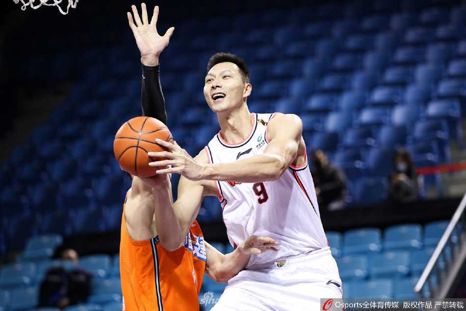 广东东莞大益队的球员们赛后激情庆祝这场来之不易的逆转胜利，易建联被队友们簇拥在中央，大家的表情充满喜悦与坚毅，团队氛围令人动容。