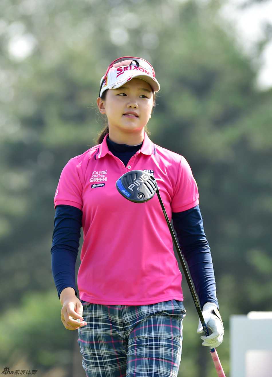 石昱婷在发球台做开球准备，年轻面庞上写满了专注与期待