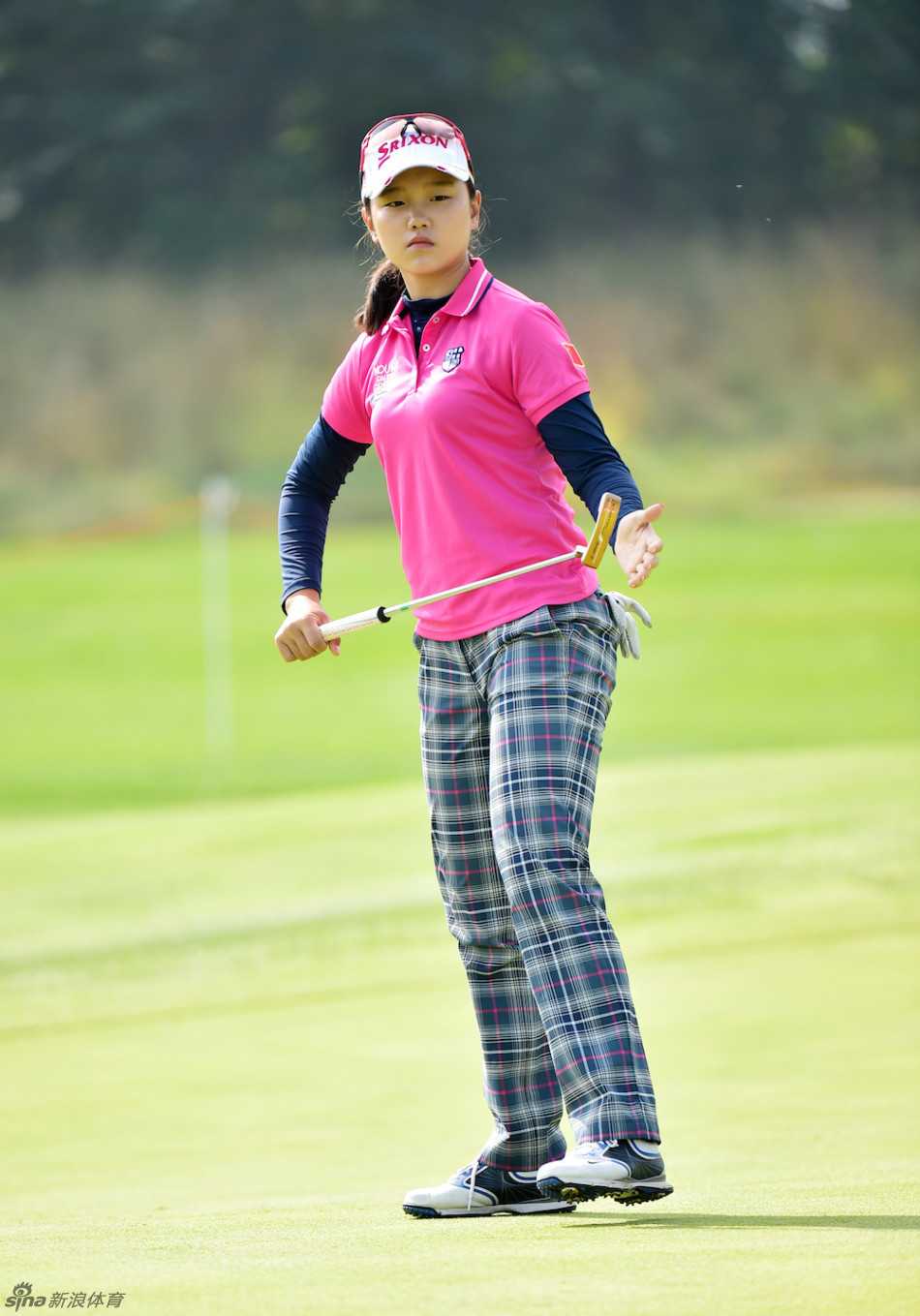 新星石昱婷全神贯注于果岭推杆，轻柔而坚定的动作展现其细腻手感