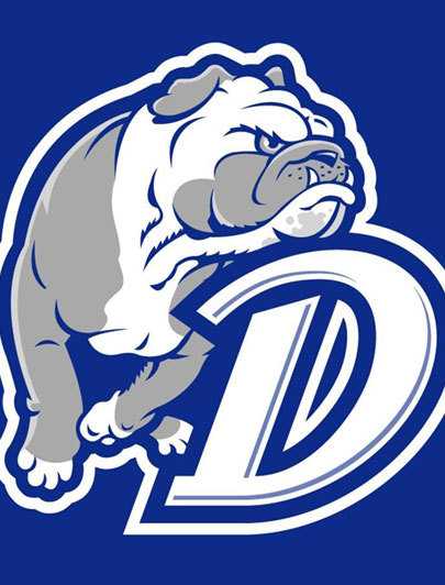 扎克·约翰逊在练习场专注地进行切杆训练，白色的高尔夫球在空中划出一道道精准的弧线，这是他日复一日打磨短杆技术的缩影。