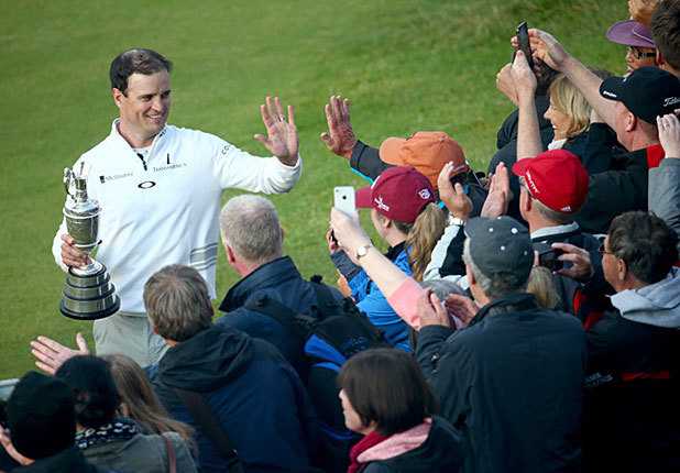 扎克·约翰逊在莱德杯赛场上为美国队奋力挥杆，身披国家队战袍的他眼神中充满了坚定与荣誉感。