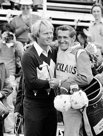 扎克·约翰逊屏息凝神，在果岭上俯身准备推击，手中那支陪伴他超过十年的SeeMore推杆，是他最信赖的伙伴。