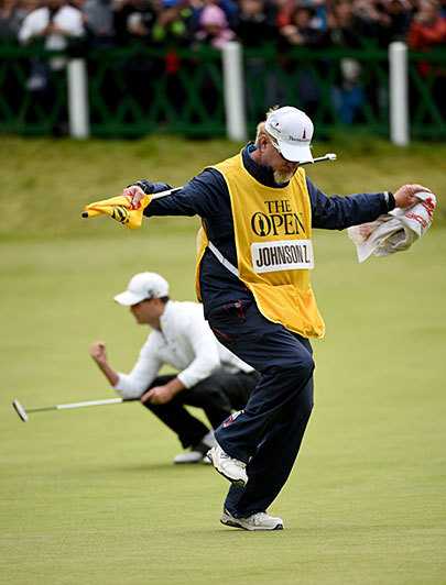 扎克·约翰逊在一次慈善活动上亲切地为小球迷签名，脸上洋溢着温暖的笑容，展现了他赛场之外平易近人的一面。