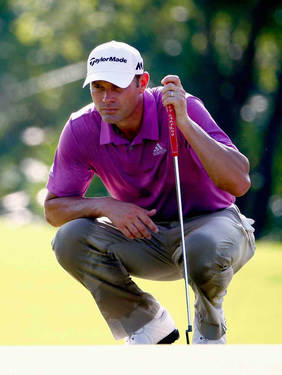 肖恩-斯蒂芬尼专注查看果岭球线，微风轻拂草尖，他在计算着完美的推击路径