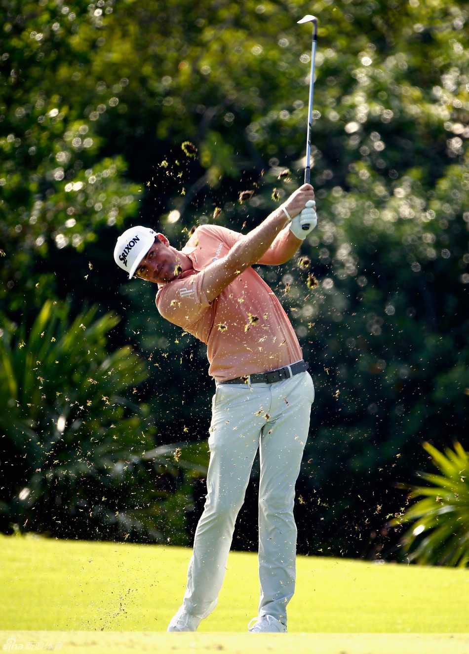 基根-布拉德利全力挥杆瞬间，肌肉线条紧绷，阳光下杆头划出一道银色的弧光