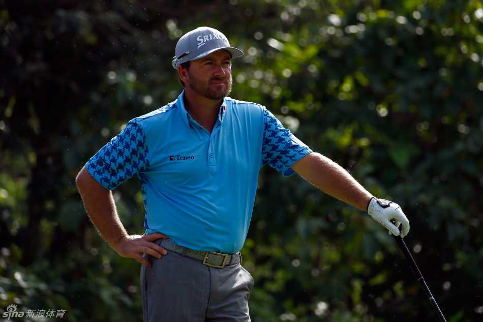 球场全景，球员与球童行走在宽阔的球道上，蓝天白云下构成一幅和谐的运动画卷