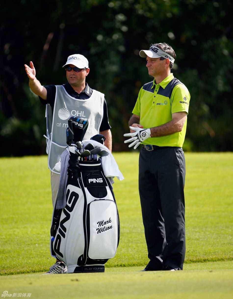 麦克道尔陷入深深思考，手指轻抚下巴，眼神锐利地审视着前方的挑战