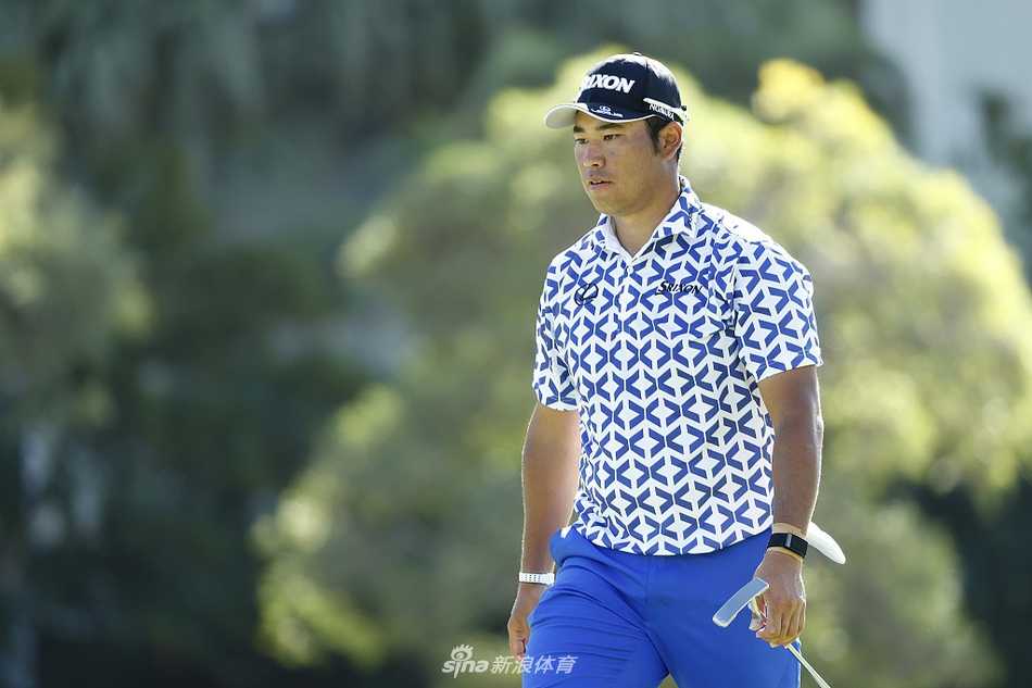 布兰登·斯蒂尔在瓦伊莱乡村俱乐部球道上，目光坚毅地凝视前方，仿佛在思考下一杆的进攻策略。