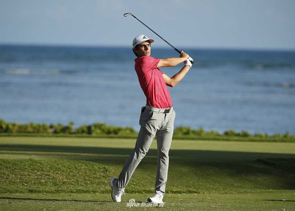 科林·森川在全神贯注地推击，他的动作稳定而流畅，是教科书般的典范。