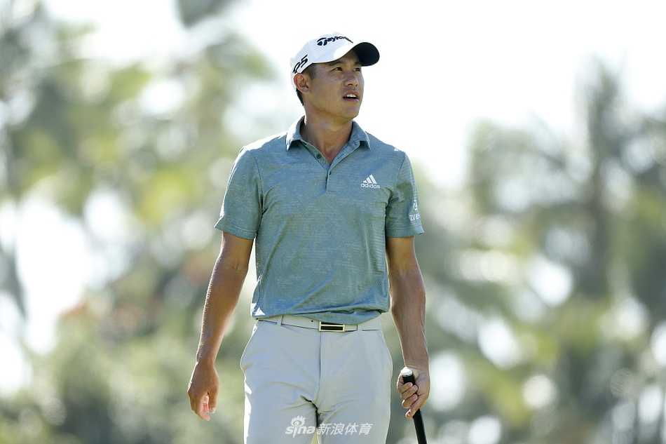 亚当·斯科特在沙坑中救球，姿态优雅从容，尽显大师风范。