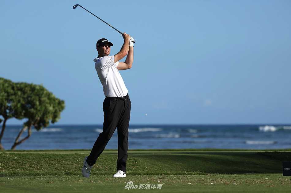 夕阳西下，金色的余晖洒在瓦伊莱乡村俱乐部的球道和水障上，景色如画，美不胜收。