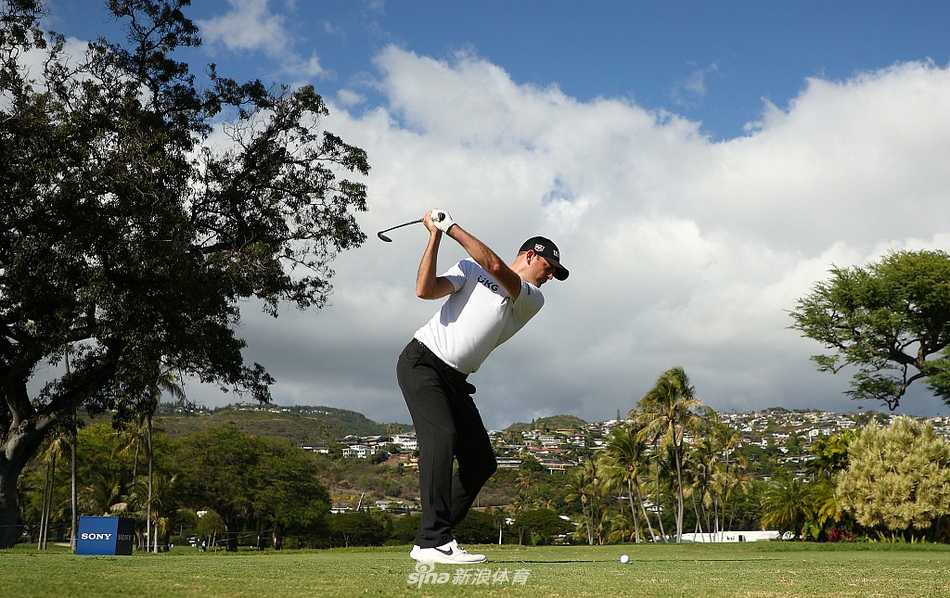 比赛现场，观众聚集在果岭周围，聚精会神地观看选手推杆，气氛紧张而热烈。