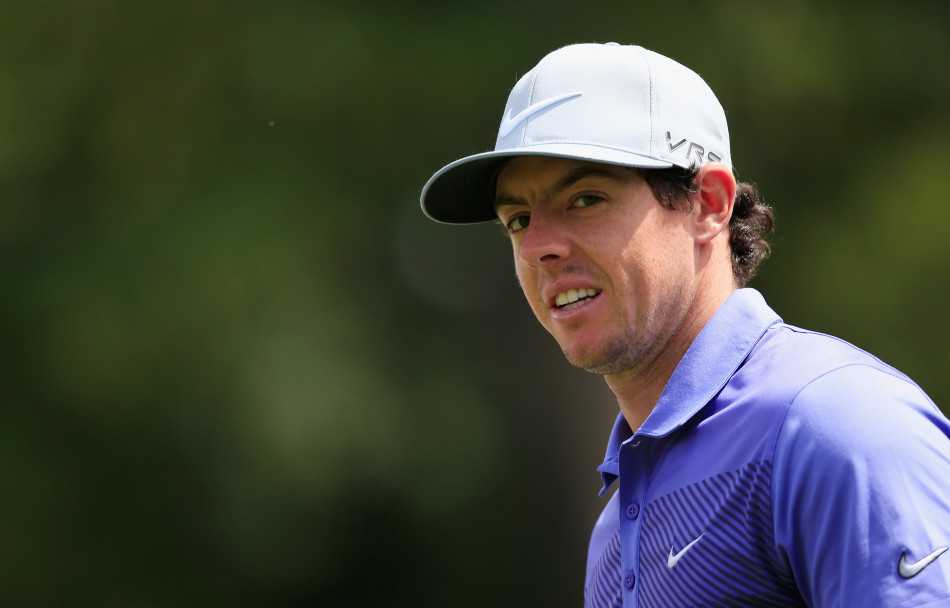 绿茵史诗传奇荣耀时刻麦克罗伊圆梦奥古斯塔 罗里·麦克罗伊凝神静气,在奥古斯塔著名的球道上完成关键一击,他的眼神专注如鹰,每一次挥杆都承载着对全满贯的渴望。