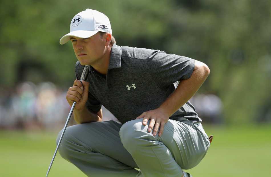 绿茵史诗传奇荣耀时刻麦克罗伊圆梦奥古斯塔 澳大利亚名将亚当·斯科特优雅转身,一号木开球划破长空,动作流畅如诗,尽显古典高尔夫之美与力量。