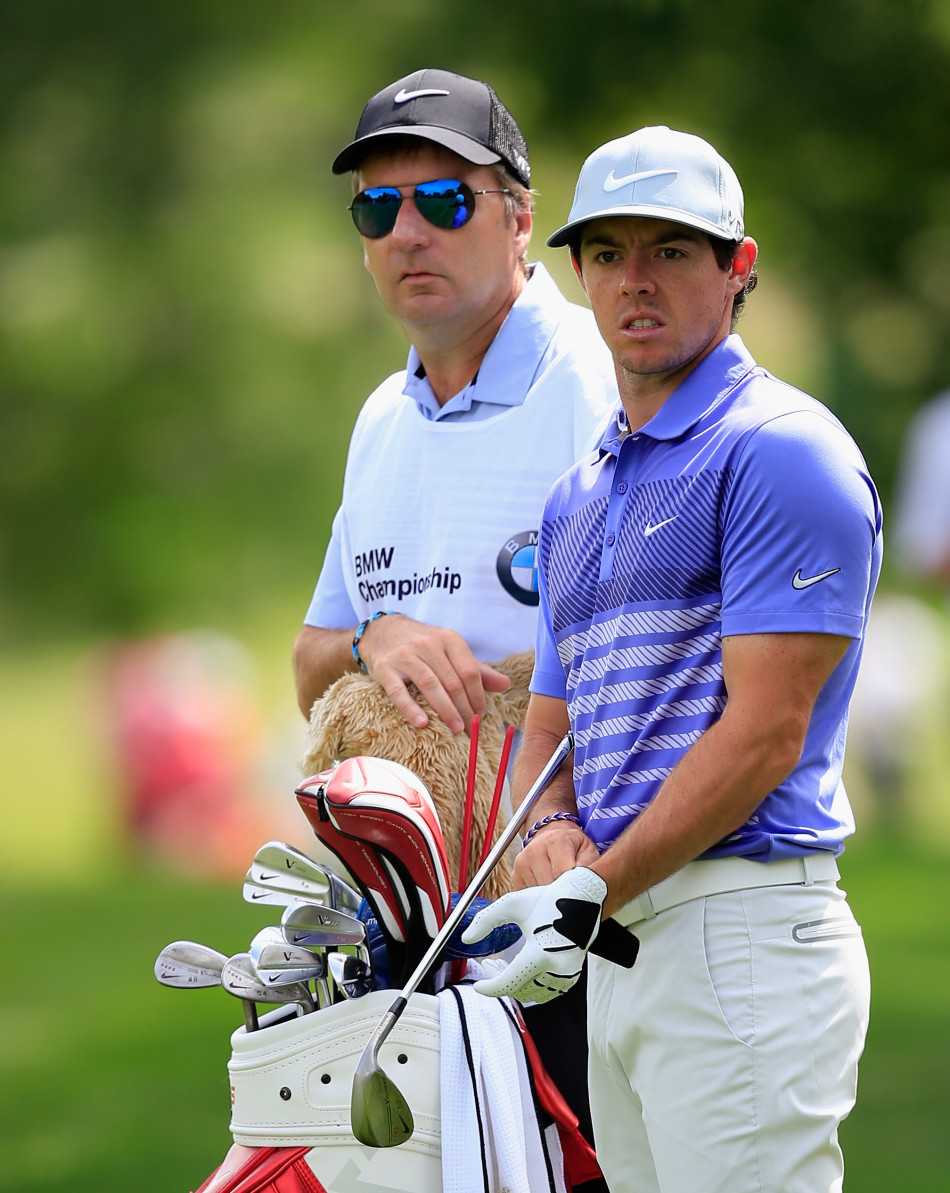 绿茵史诗传奇荣耀时刻麦克罗伊圆梦奥古斯塔 巴巴·沃森在果岭边细心切球,面对棘手的球位,他全神贯注地计算着角度与力度,展示高尔夫短杆技术的精妙艺术。