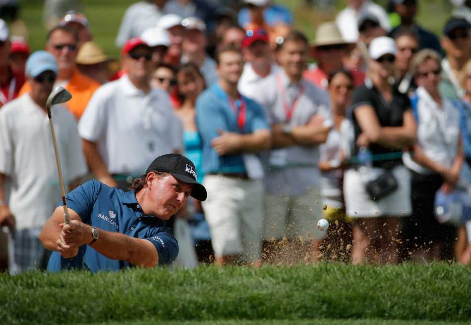绿茵史诗传奇荣耀时刻麦克罗伊圆梦奥古斯塔 德国战车马丁·凯梅尔深陷沙坑,他沉稳挥杆,沙粒如瀑布般溅起,一记漂亮的救球即将脱困而出,彰显逆境中的大师风范。
