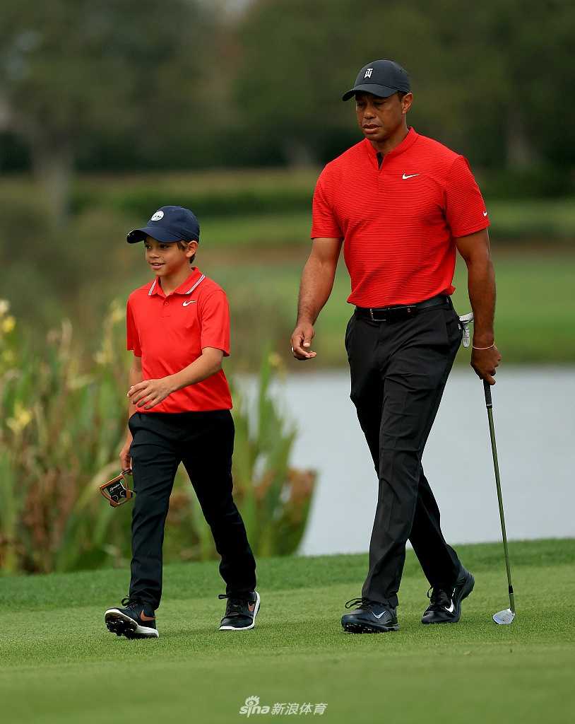 成功推入关键一推后，查理紧握拳头振臂庆祝，脸上洋溢着纯粹的喜悦与成就感