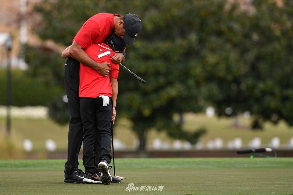 查理在球道上充满自信地挥动铁杆，动作流畅而有力，小小身躯展现出不俗的技术功底