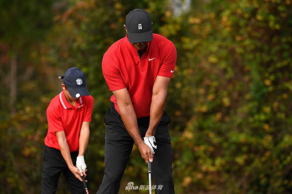 比赛中，查理全神贯注地观察果岭起伏，专注的神情俨然一位久经赛场的职业球手