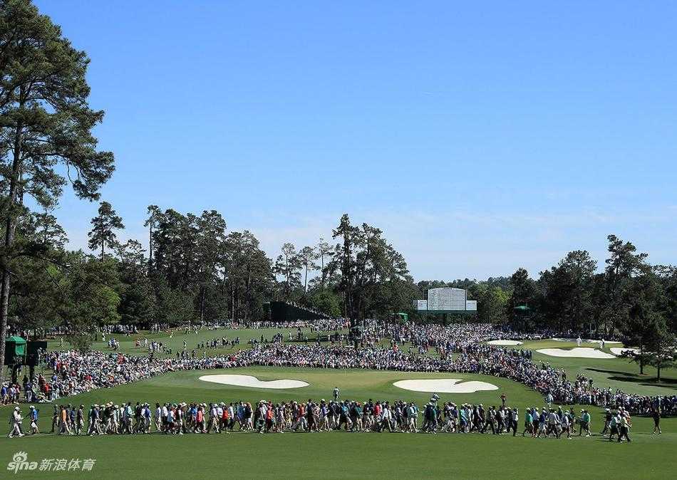 绿茵圣殿的众生相:大师赛里的热情与专注 可爱的小女孩紧抱着毛茸茸的泰迪熊玩偶,在绿色的观众席上露出甜甜的笑容